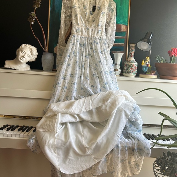 White and Blue Tiered Long Sleeve Sundress with Mandarin Collar - Picture 10 of 15
